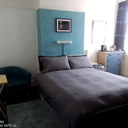Snowdon House Single Rooms For Fully Independent Solo Travellers-3